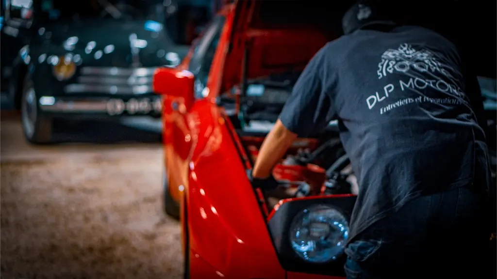 Mécanicien DLP Motors sur une Porsche à l'atelier d'Issendolus